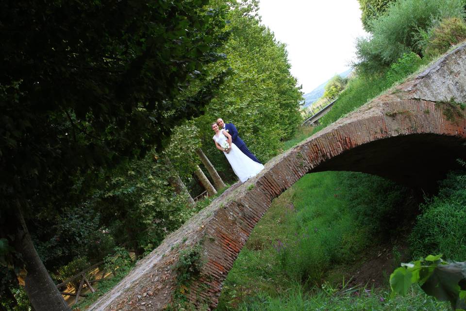 Sposi sul ponte a Vicopisano