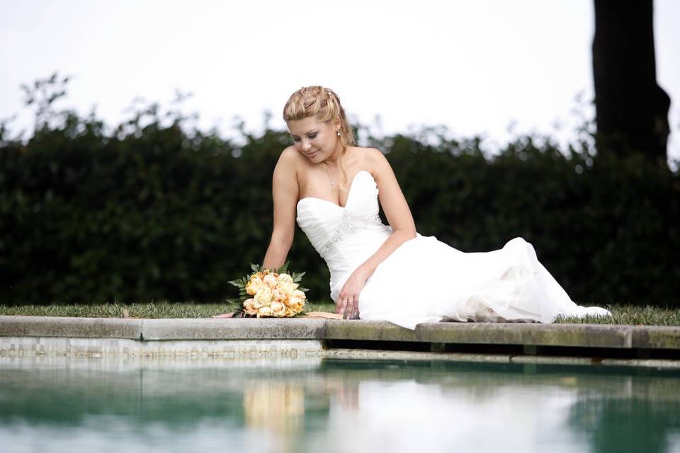 Sposa in piscina