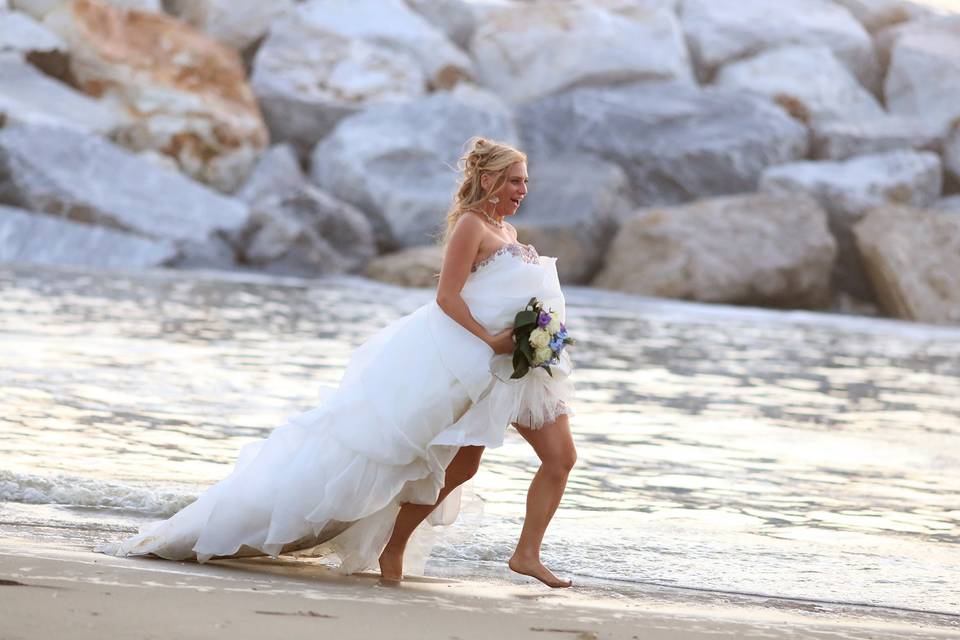 Sposa nell'acqua al mare