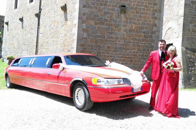 Noleggio limousine rossa prato