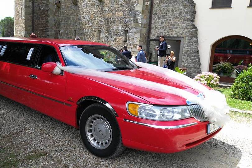 Noleggio limousine rossa massa