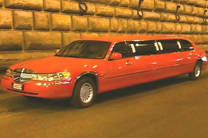 Noleggio limousine rossa lucca