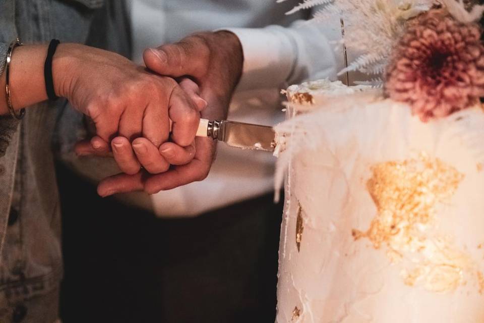 Taglio torta di matrimonio