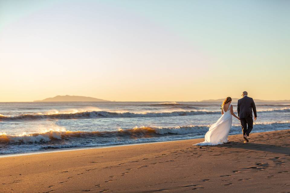 Sposi in spiaggia al tramonto