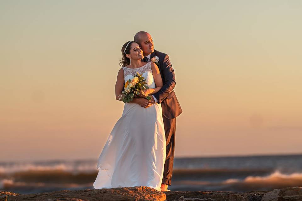 Sposi in spiaggia al tramonto