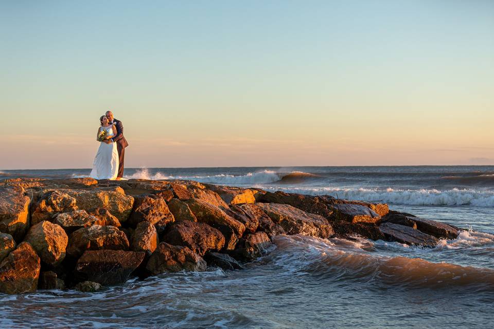 Sposi in spiaggia al tramonto