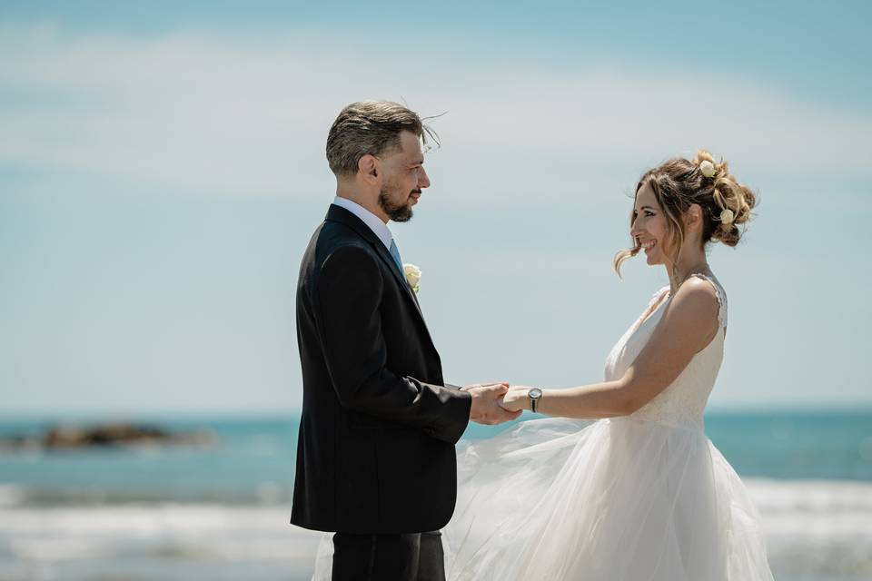 Nozze al mare: baci e sabbia