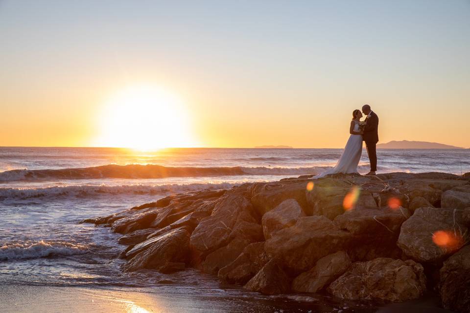 Sposi in spiaggia al tramonto