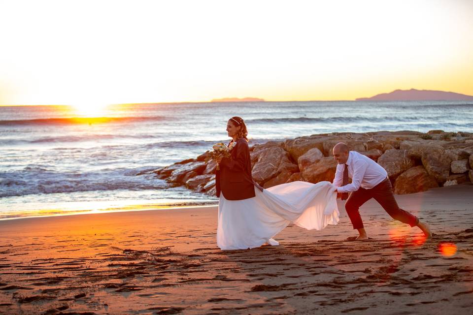 Sposi tramonto sulla spiaggia
