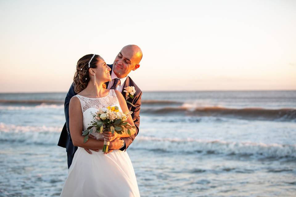Sposi tramonto sulla spiaggia