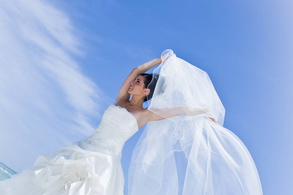 Sposa avvolta da petali