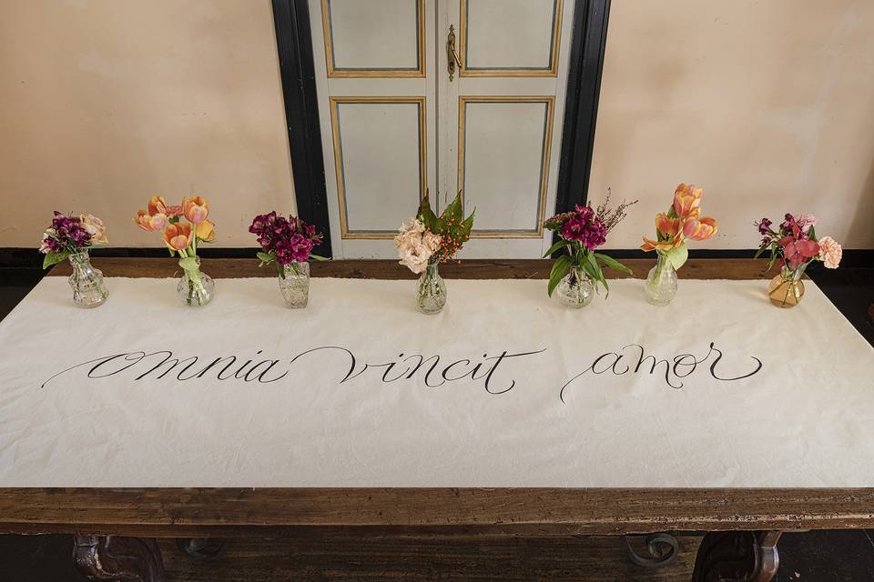Runner: calligrafia su stoffa