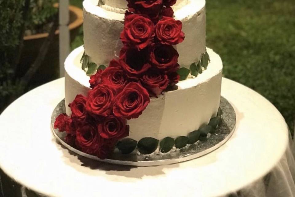 Torta nuziale rose rosse