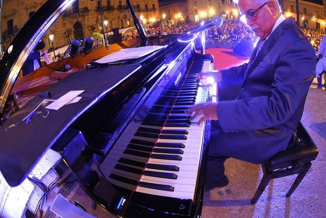 Antonello Tonna Pianista Cantante