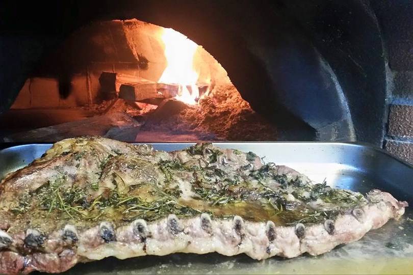 La carne nel forno a legna