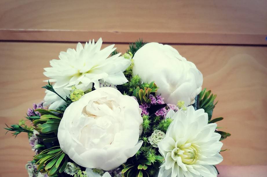 Bouquet con dalie e peonie