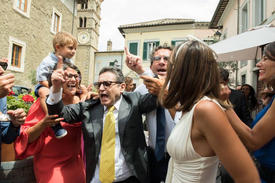 Brilli già da fuori chiesa