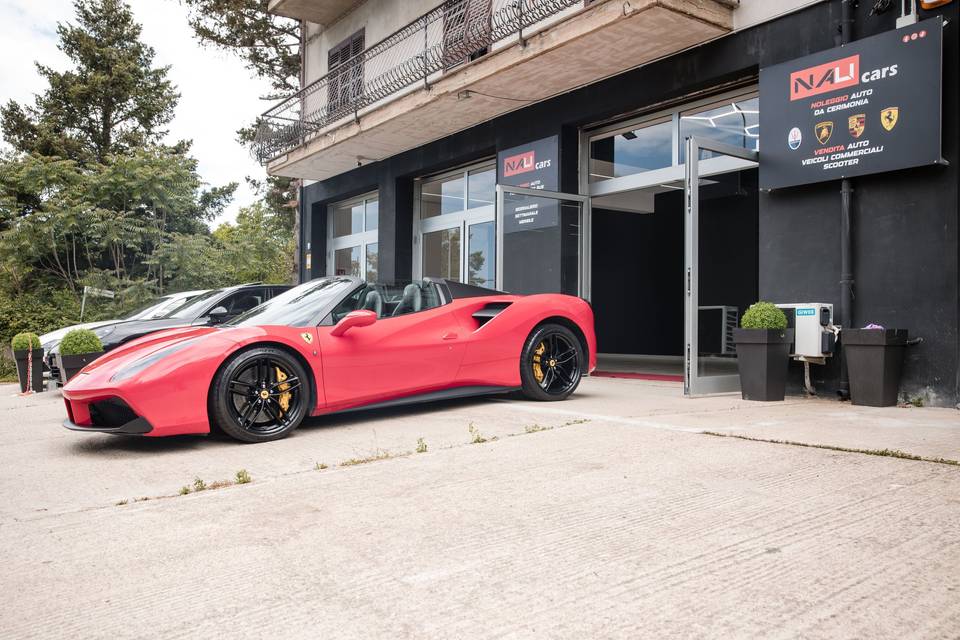 Auto_sportiva_rossa_parcheggiata_esterno