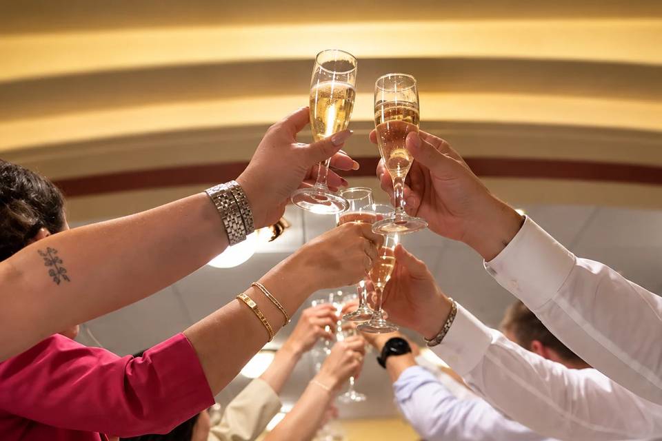 Brindis ai tavoli
