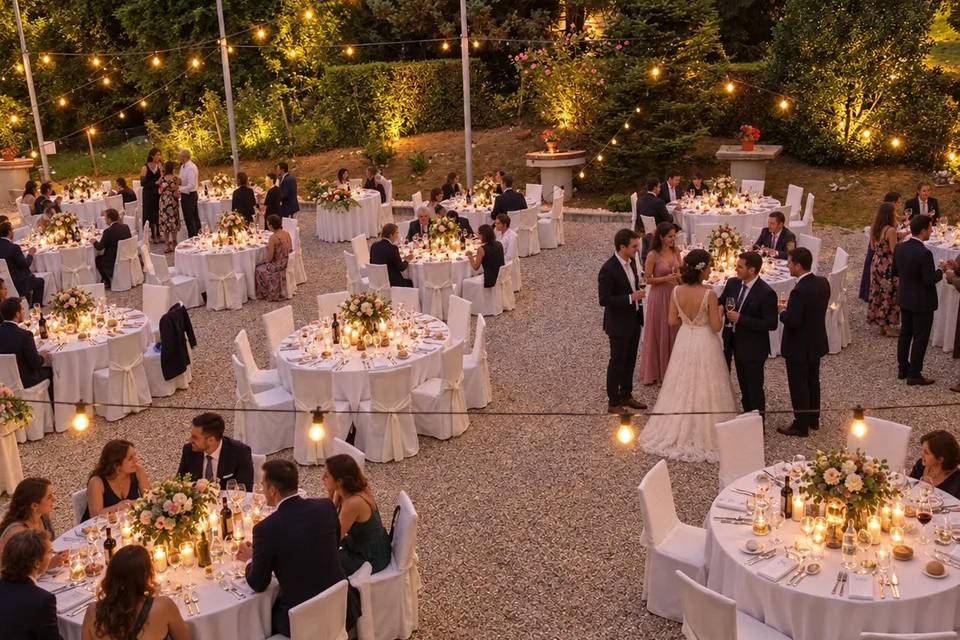 Cena con tavoli all'esterno