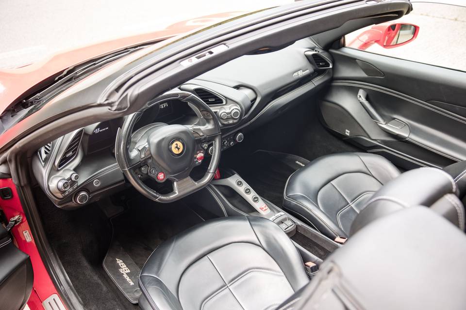 Interno_auto_pelle_nera_sportiva