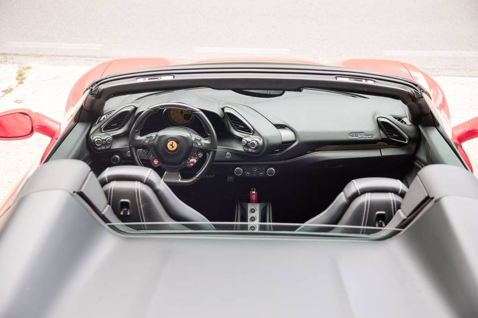 Interno_pelle_nera_ferrari_spider