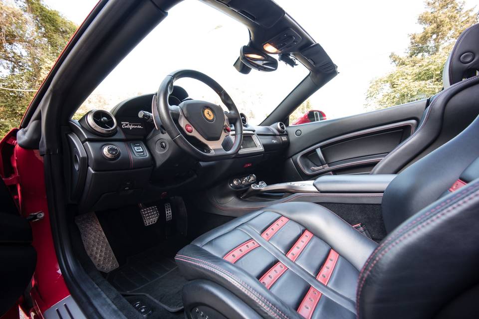 Interno_pelle_nera_rossa