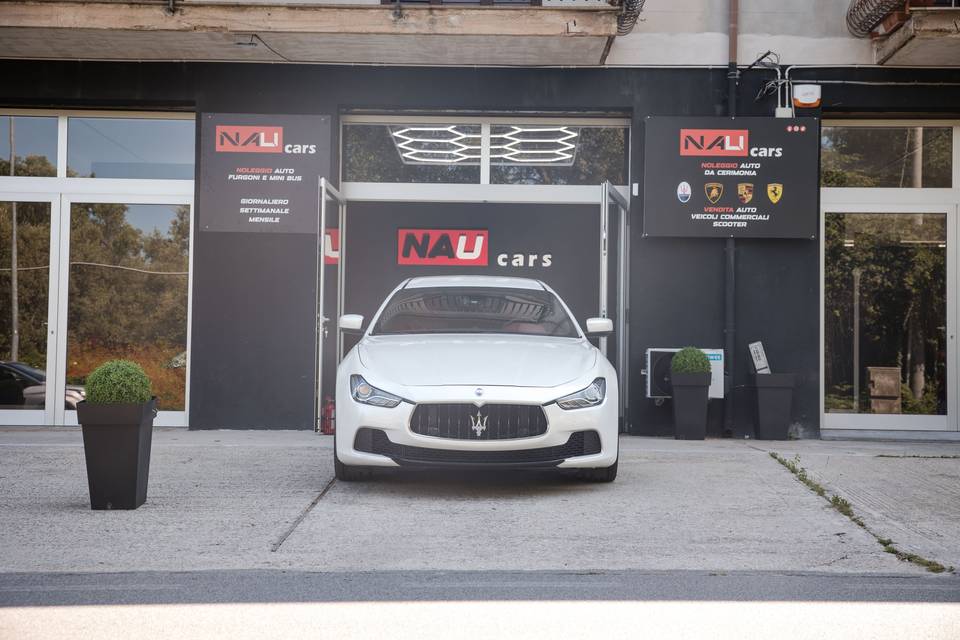 Maserati_bianca_lusso_frontalmente