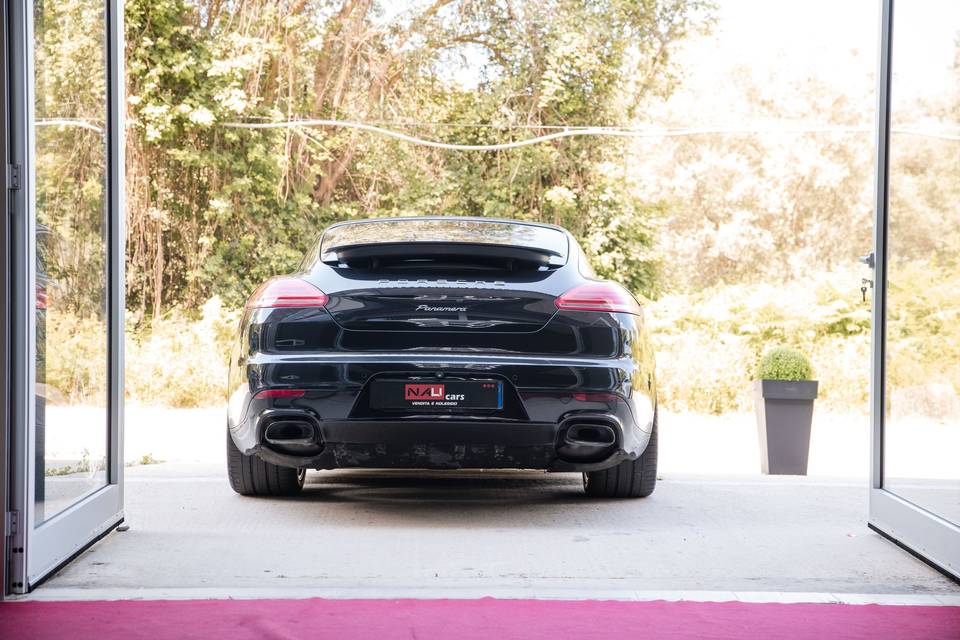 Porsche_panamera_nera_posteriore