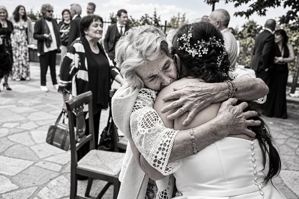 Abbraccio tra la sposa e la no