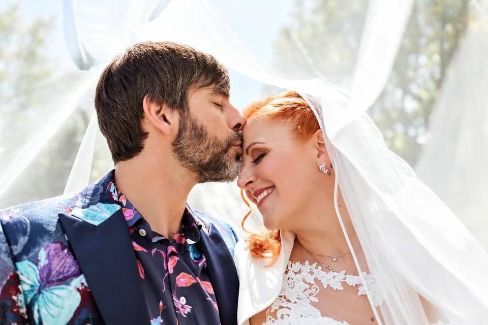 Gli sposi: bacio in fronte