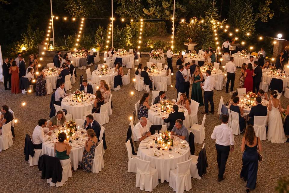 Cena con tavoli all'esterno