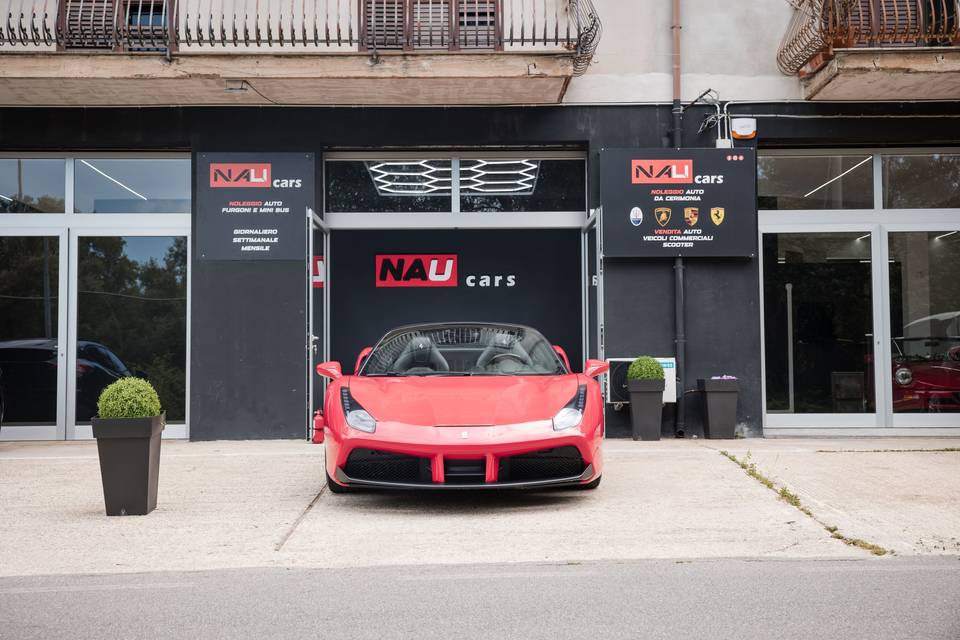 Vettura_sportiva_rossa_frontalmente