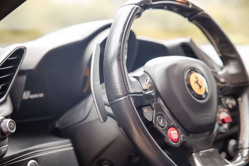 Volante_nero_pelle_carbonio