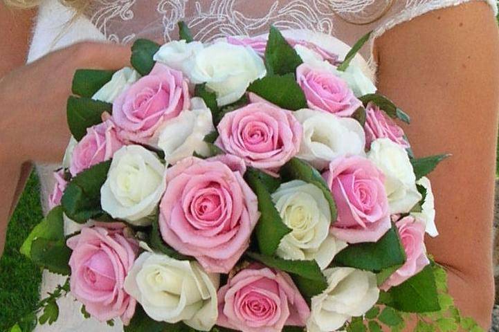 Bouquet di rose biache e rosa