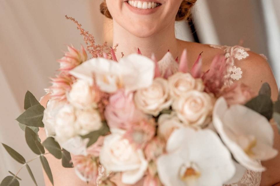 La sposa e il suo bouquet