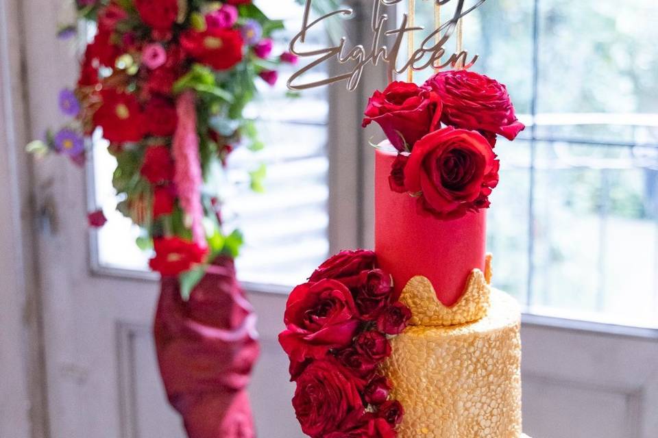 Wedding cake oro e rose rosse