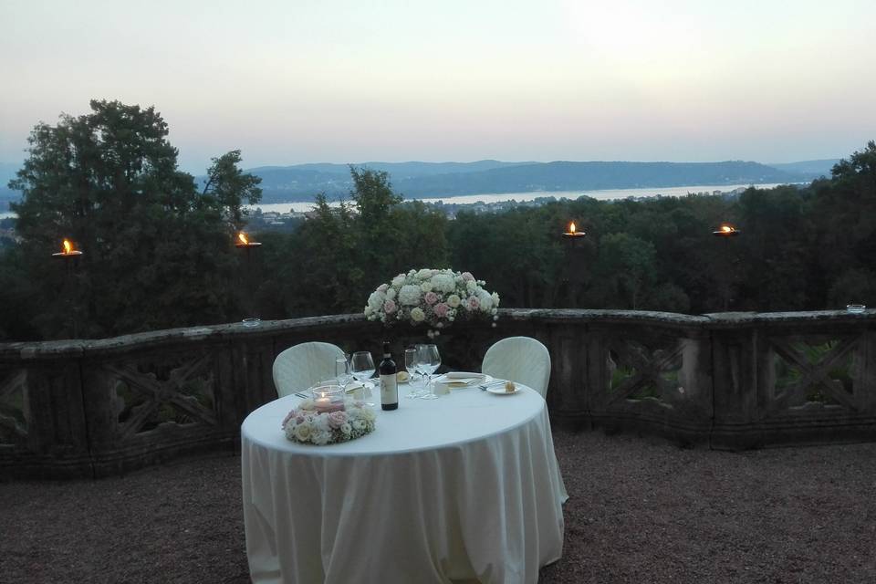 Cena romantica vista lago