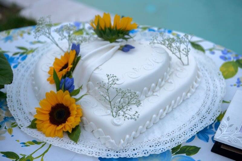 Wedding cake with Sun flowers