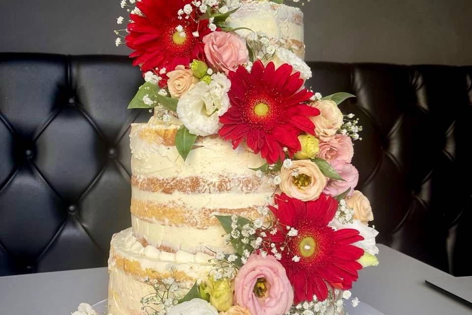 Nude cake con cascata fiori