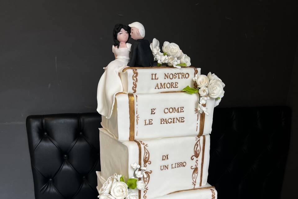 Piani di libri con cake topper