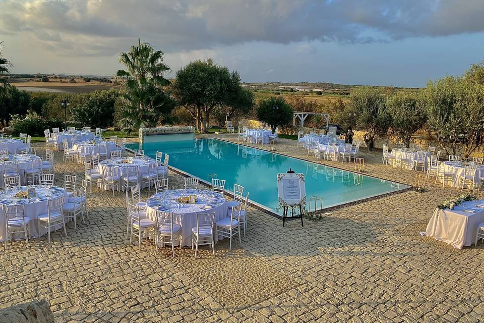 Sedute a bordo piscina