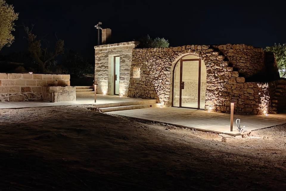 Vista serale trullo con casina