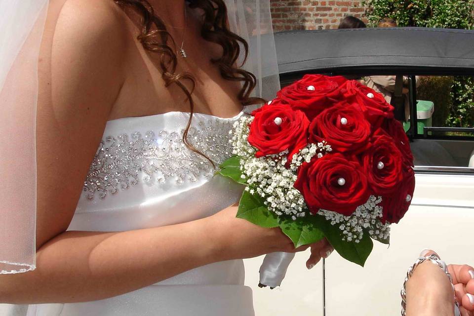 Bouquet di fiori per auto matrimonio, rose rosse