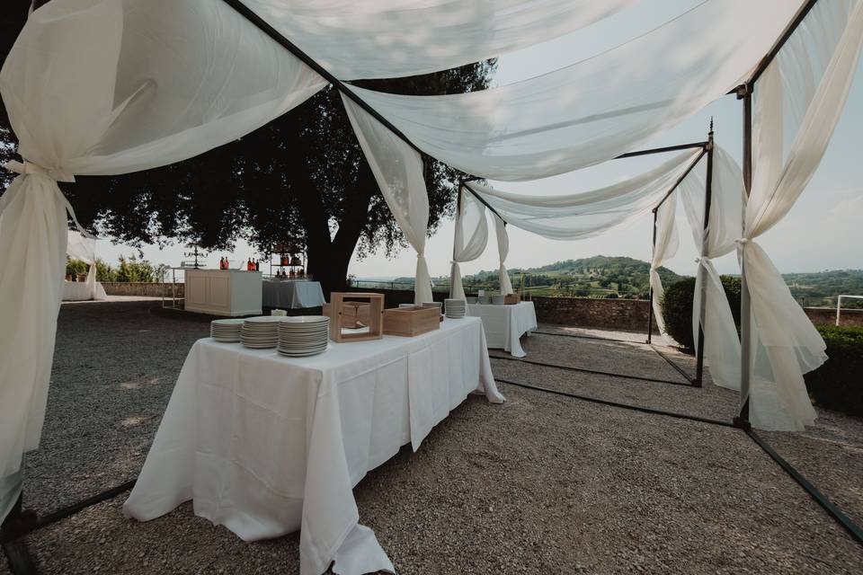 buffet_tavoli_bianchi_con_piatto