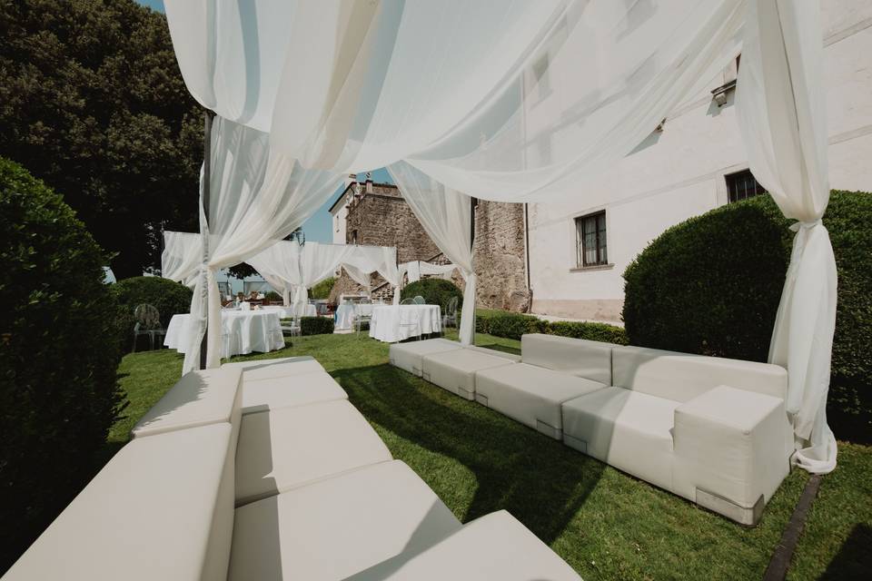 lounge_esterno_divani_bianchi_tendaggi