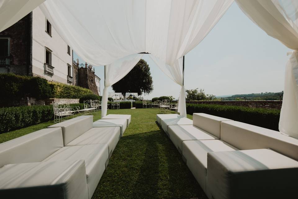 lounge_esterno_divani_bianchi