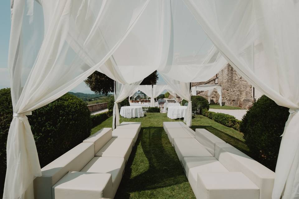 lounge_esterno_tende_bianche