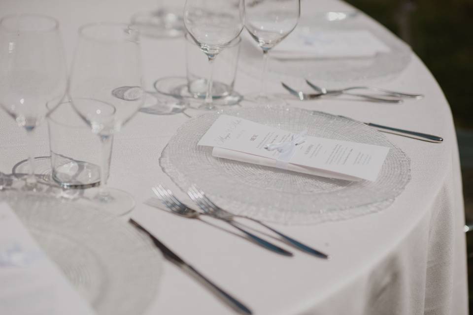 menu_su_piatto_vetro_tavola