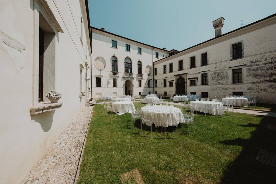 pranzo_allaperto_cortile_villa